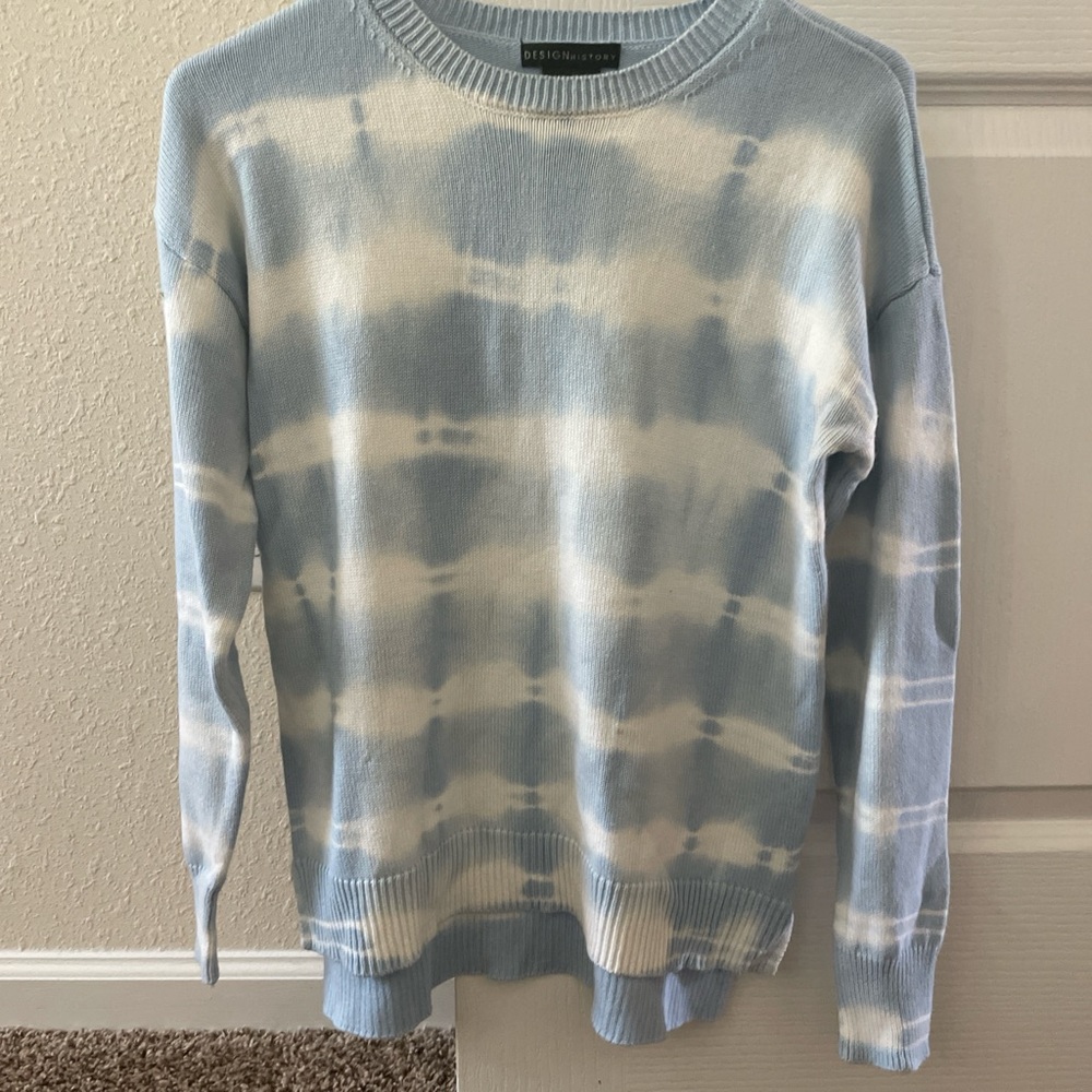 Design History Sky and Cream Crewneck Sweater